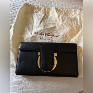 I’m selling a Salvatore Ferragamo bag